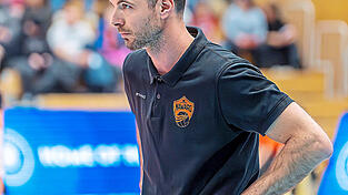 Mit dem Spiel seiner Mannschaft in Berlin und erst recht mit dem Ergebnis alles andere als glücklich: NawaRo-Trainer Roland Schwab. Mit dem Spiel seiner Mannschaft in Berlin und erst recht mit dem Ergebnis alles andere als glücklich: NawaRo-Trainer Roland Schwab.