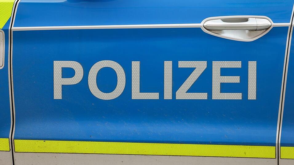 Beide Fahrzeuginsassen wurden eingeklemmt und starben noch an der Unfallstelle. (Symbolbild) Beide Fahrzeuginsassen wurden eingeklemmt und starben noch an der Unfallstelle. (Symbolbild)
