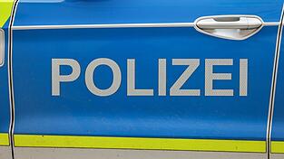 Beide Fahrzeuginsassen wurden eingeklemmt und starben noch an der Unfallstelle. (Symbolbild) Beide Fahrzeuginsassen wurden eingeklemmt und starben noch an der Unfallstelle. (Symbolbild)