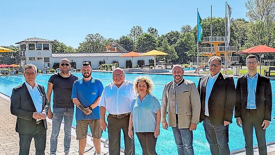 Hoffen auf einen ebenso sonnigen Saisonstart am n&auml;chsten Samstag: B&uuml;rgermeister Hans Schmalhofer (v.l.), Sotirios Trigonakis (Poseidon), Mitarbeiter Andreas Bock, Badbeauftragter Gerhard Krampfl, Irma Christoforidou (Poseidon), Arco-Gebietsleiter Markus Jahrstorfer, Stadtwerkeleiter Stefan Kopp und kaufm&auml;nnischer Leiter Thomas Eiglmeier.