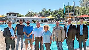 Hoffen auf einen ebenso sonnigen Saisonstart am nächsten Samstag: Bürgermeister Hans Schmalhofer (v.l.), Sotirios Trigonakis (Poseidon), Mitarbeiter Andreas Bock, Badbeauftragter Gerhard Krampfl, Irma Christoforidou (Poseidon), Arco-Gebietsleiter Markus Jahrstorfer, Stadtwerkeleiter Stefan Kopp und kaufmännischer Leiter Thomas Eiglmeier. Hoffen auf einen ebenso sonnigen Saisonstart am nächsten Samstag: Bürgermeister Hans Schmalhofer (v.l.), Sotirios Trigonakis (Poseidon), Mitarbeiter Andreas Bock, Badbeauftragter Gerhard Krampfl, Irma Christoforidou (Poseidon), Arco-Gebietsleiter Markus Jahrstorfer, Stadtwerkeleiter Stefan Kopp und kaufmännischer Leiter Thomas Eiglmeier.