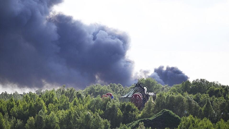 Vom Gelände des Tomorrowland-Festivals steigt am Mittwoch dunkler Rauch auf: Die Größe der Rauchwolke lässt das Ausmaß des Brandes erahnen.
