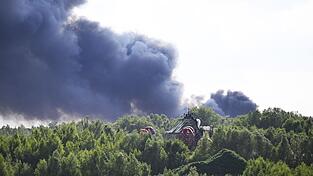 Vom Gelände des Tomorrowland-Festivals steigt am Mittwoch dunkler Rauch auf: Die Größe der Rauchwolke lässt das Ausmaß des Brandes erahnen.
