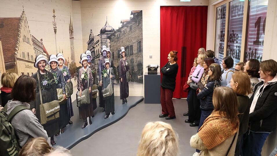 Im Anschluss an die Vorträge bekamen die Lehrkräfte eine Führung durch die Attenkofer Akademie, die die Geschichte des Verlags und die Bedeutung von Medien zeigt. 