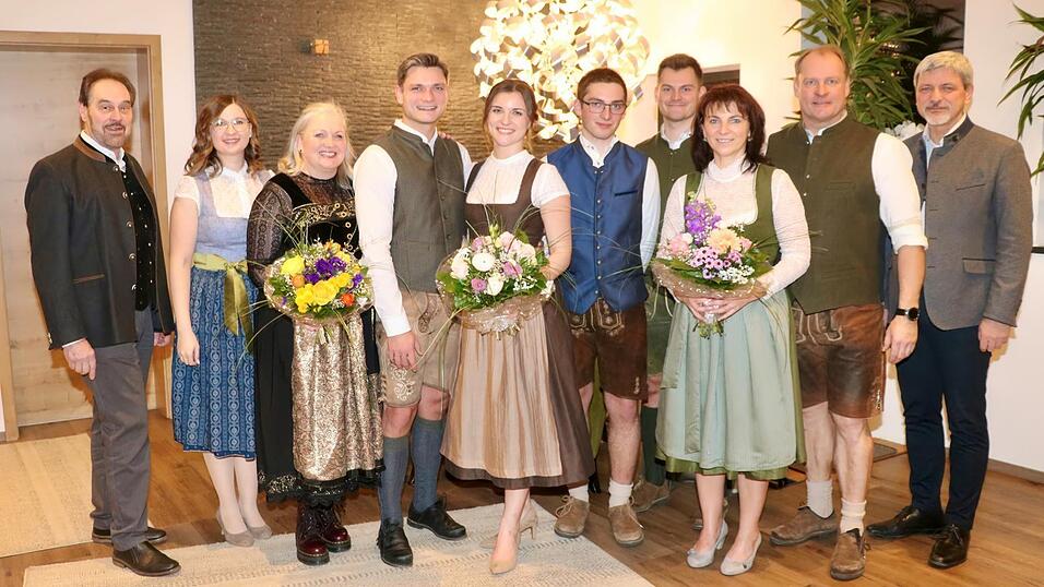 Die Ritterpaarfamilien mit dem Organisations-Team: Heinz Winklm&uuml;ller, Anna-Lena Fischer, Carina Wild, das Ritterpaar Max Wild und Julia Baumann, Max, Felix, Petra und Karl-Heinz Baumann sowie B&uuml;rgermeister Sandro Bauer (von links).