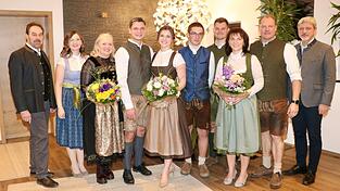 Die Ritterpaarfamilien mit dem Organisations-Team: Heinz Winklm&uuml;ller, Anna-Lena Fischer, Carina Wild, das Ritterpaar Max Wild und Julia Baumann, Max, Felix, Petra und Karl-Heinz Baumann sowie B&uuml;rgermeister Sandro Bauer (von links).