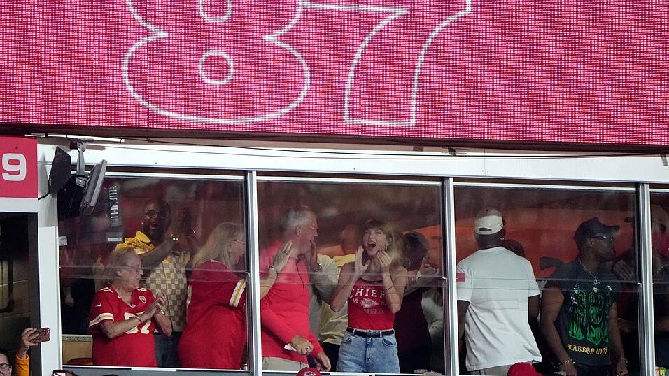 Taylor Swift jubelt über einen Touchdown von Travis Kelce. Taylor Swift jubelt über einen Touchdown von Travis Kelce.