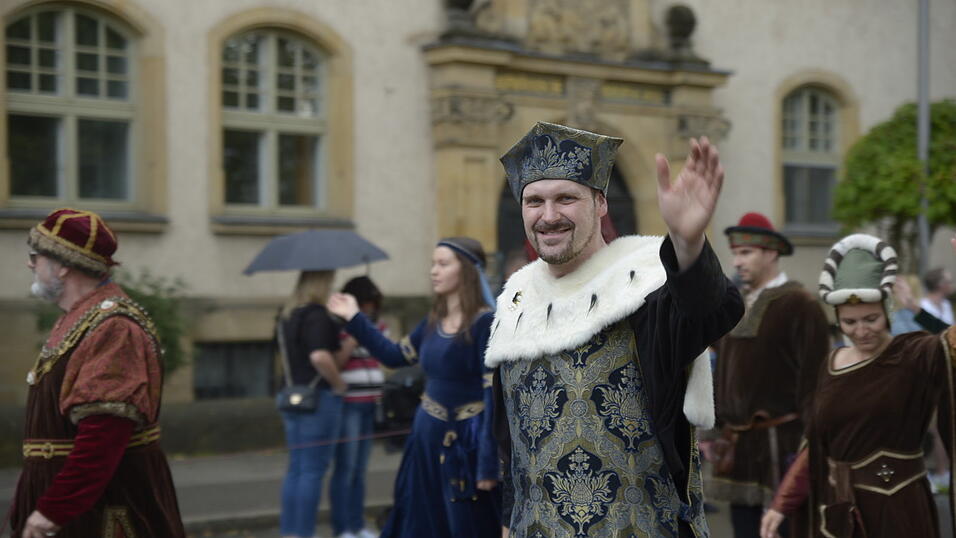 Zahlreiche Musik- und Trachtengruppen zogen nach dreij&auml;hriger Pause am Freitagabend zum Festplatz Am Hagen.&nbsp;