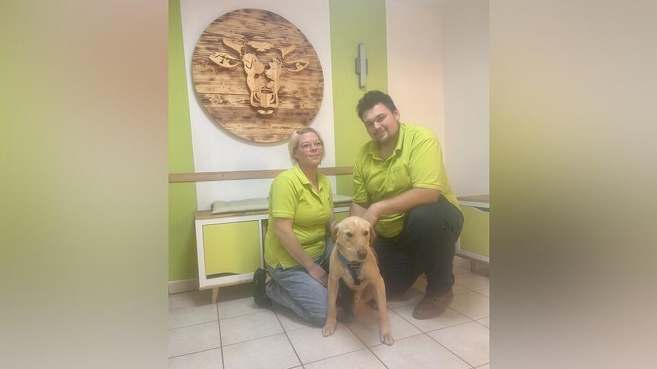 Tierarzt Steven Schwarz mit seiner Partnerin Yasmin K&ouml;hler und Labrador-Golden-Retriever-Mischling Marlon. Sie freuen sich darauf, in ihrer neuen Praxis in Mitterfels Tieren helfen zu k&ouml;nnen - und das auch 24 Stunden am Tag.