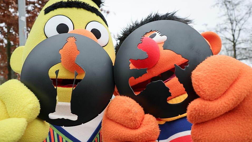 Ernie und Bert regeln jetzt in Hamburg an zwei Stellen den Verkehr. Die Figuren aus der Sesamstra&szlig;e schl&uuml;pfen in die Rolle von Ampelm&auml;nnchen.