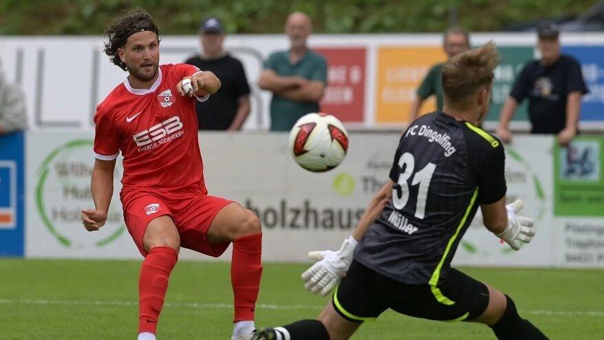 Marco Stefandl (rotes Trikot) und die SpVgg Hankofen-Hailing sind nach dem Fehlstart gefordert. Marco Stefandl (rotes Trikot) und die SpVgg Hankofen-Hailing sind nach dem Fehlstart gefordert.