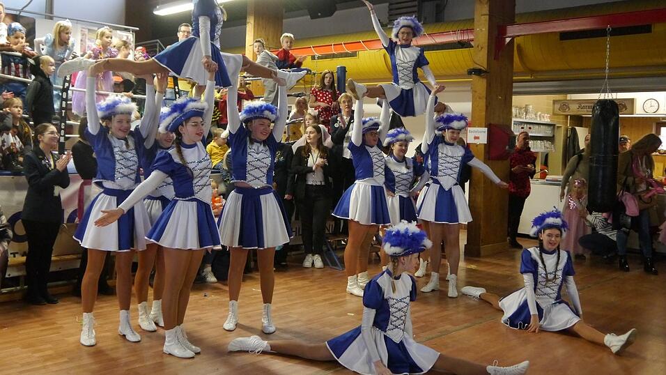 Die Jugendgarde des Bogener Narrentischs begeisterte bei ihrem Auftritt zu Zuschauer.