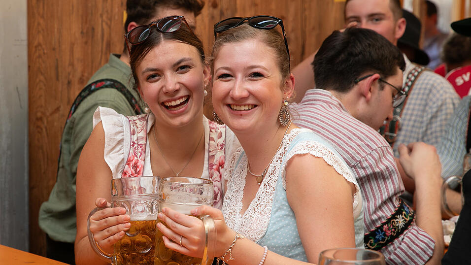 Echte Blasmusikfans lie&szlig;en sich den Montagabend im Festzelt Weckmann nicht entgehen.