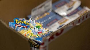 Der Handel mit Pok&eacute;mon-Sammelkarten hat in den vergangenen Jahren wieder an Bedeutung gewonnen. Seltene Exemplare erzielen teils hohe Preise. (Symbolbild)