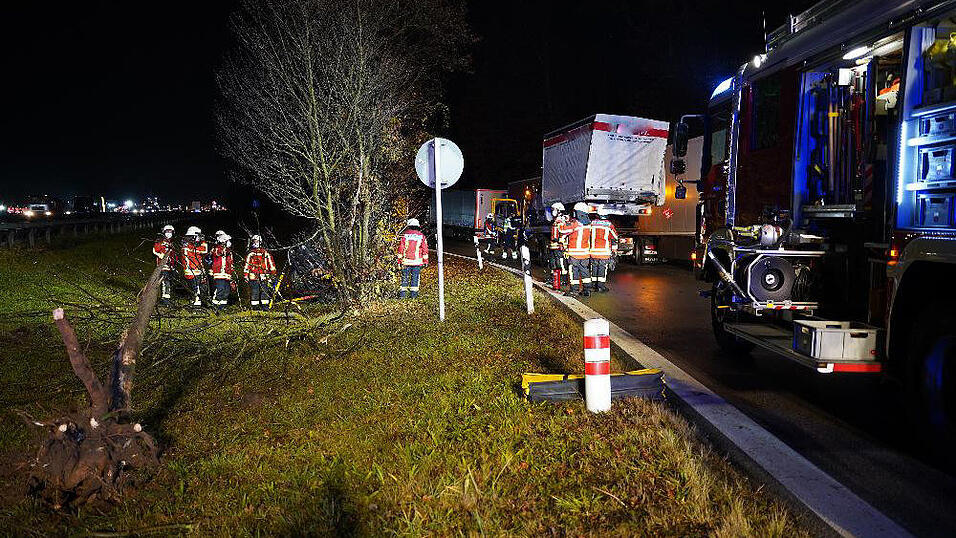 Am Mittwochabend hat sich auf der A3 auf Höhe des Parkplatzes Konsee nahe Deggendorf ein Unfall ereignet. Am Mittwochabend hat sich auf der A3 auf Höhe des Parkplatzes Konsee nahe Deggendorf ein Unfall ereignet.