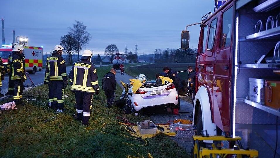 Auf der B8 im Kreis Deggendorf hat sich am Dienstagmorgen ein schwerer Unfall ereignet. Auf der B8 im Kreis Deggendorf hat sich am Dienstagmorgen ein schwerer Unfall ereignet.