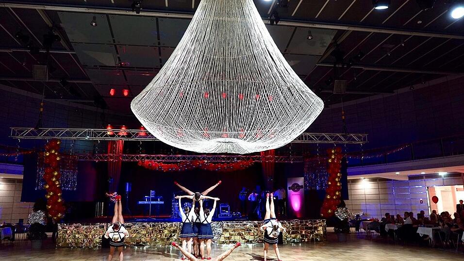 Mit dem SPD-Ball wurde am Samstag die Ballsaison in Straubing eröffnet. Mit dem SPD-Ball wurde am Samstag die Ballsaison in Straubing eröffnet.