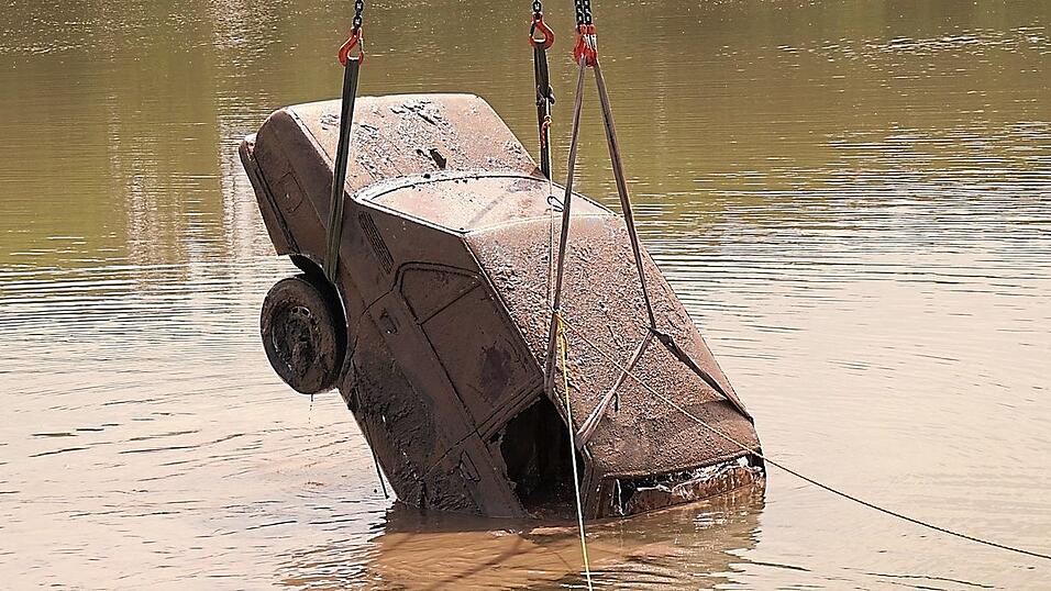 Im Mai wurde ein alter BMW aus der Isar geborgen. Wie er dort hinkam, ist und bleibt wohl ein Rätsel. Im Mai wurde ein alter BMW aus der Isar geborgen. Wie er dort hinkam, ist und bleibt wohl ein Rätsel.