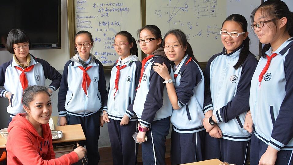 Von einer deutschen Schule in ein M&auml;dchengymnasium in Shanghai: Stefanie Maier fiel neben den Schuluniformen nicht nur wegen ihrer normalen Kleidung auf. Die chinesischen M&auml;dchen wollten unbedingt mehr &uuml;ber Deutschland wissen. In der Mittagspause gab Stefanie deshalb sogar etwas Deutschunterricht.