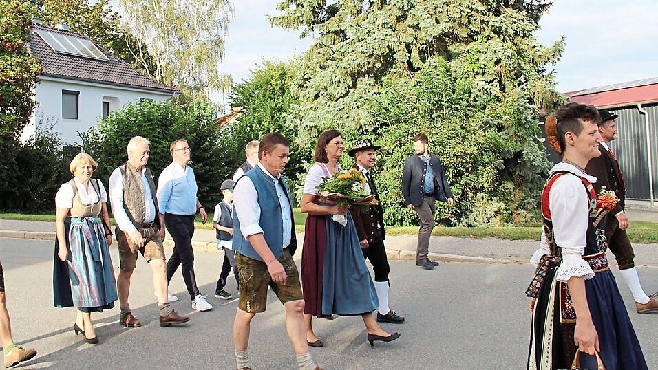 Landtagspr&auml;sidentin Ilse Aigner (zweite Reihe Mitte) marschierte mit dem Trachtenverein 'D'Isartaler' Oberschneiding ins Festzelt.