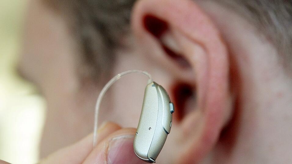 Der von Staatsanwalt Andreas Steiger vertretenen Anklage zufolge hat der 26-J&auml;hrige das H&ouml;rger&auml;tegesch&auml;ft in der Neustadt im Januar 2024 aufgesucht und &bdquo;unter Vorspiegelung seiner Zahlungsf&auml;higkeit&ldquo; die H&ouml;rapparate mitgenommen.