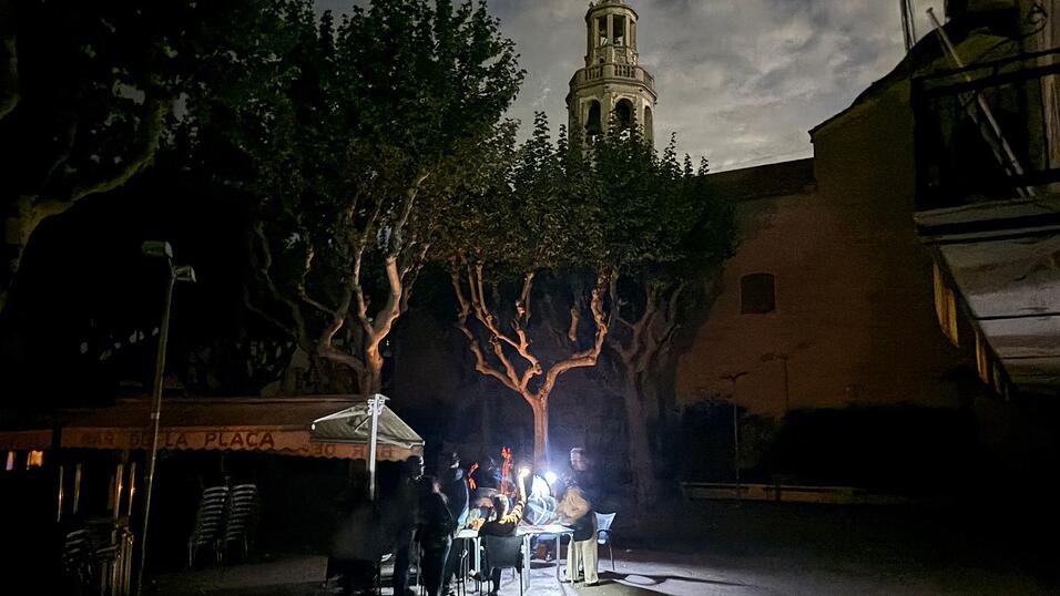 Während des Blackouts sitzen Gäste eines Straßencafés in der Kleinstadt Premià de Mar bei Barcelona im Licht von Taschenlampen und trinken lauwarmes Bier. (Archivbild)