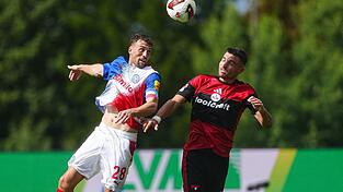 Jonas Meffert (Holstein Kiel, l) und Alexios Kalogeropoulos (1. FC Nürnberg) in Zweikampf. Jonas Meffert (Holstein Kiel, l) und Alexios Kalogeropoulos (1. FC Nürnberg) in Zweikampf.