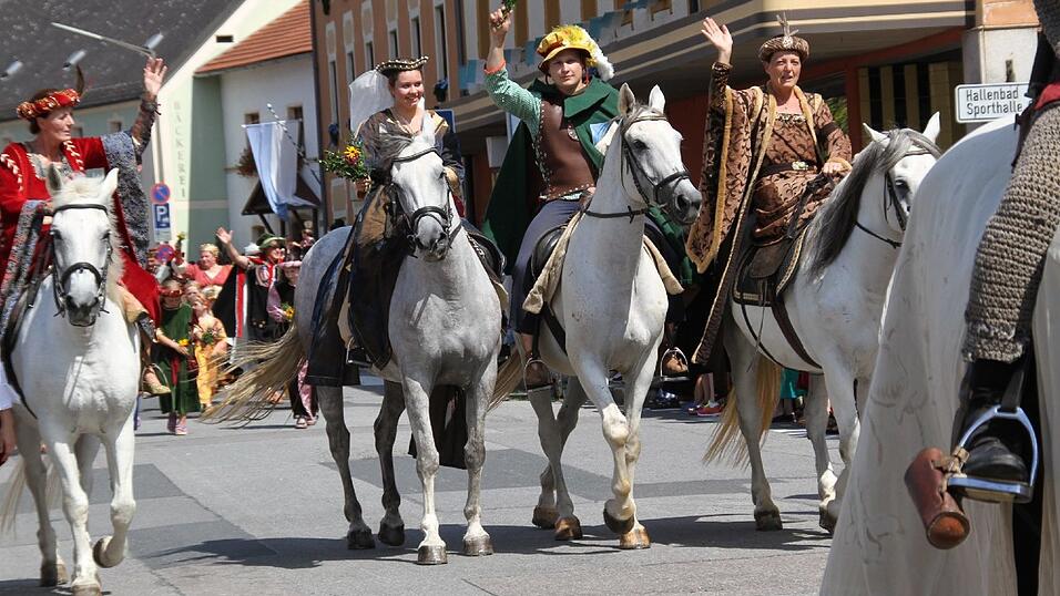 Die schönsten Augenblicke des historischen Drachenstich-Festzuges 2016. Die schönsten Augenblicke des historischen Drachenstich-Festzuges 2016.