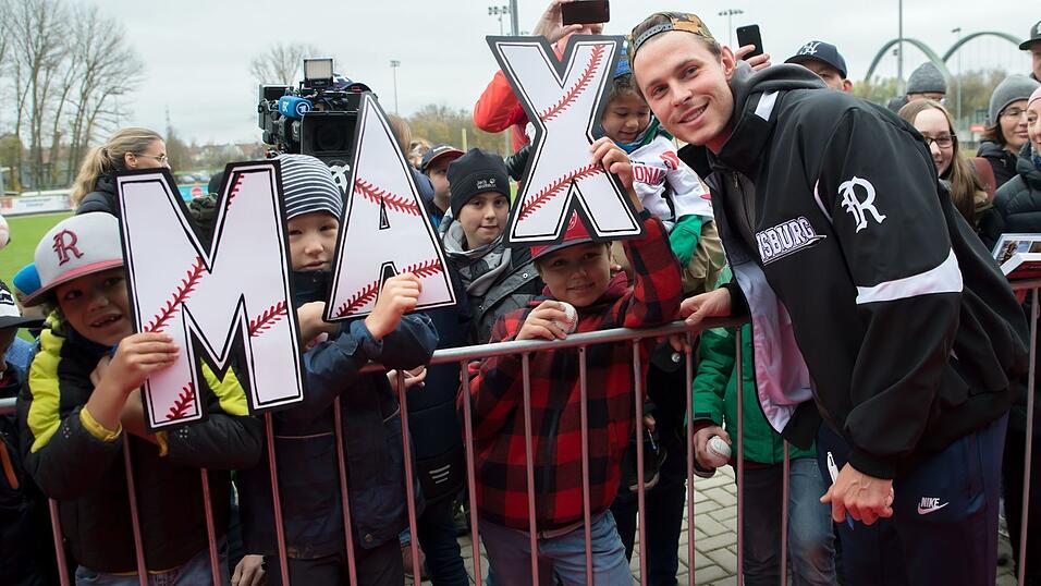 Baseball-Superstar Max Kepler war am Samstag zu Gast in Regensburg. Baseball-Superstar Max Kepler war am Samstag zu Gast in Regensburg.