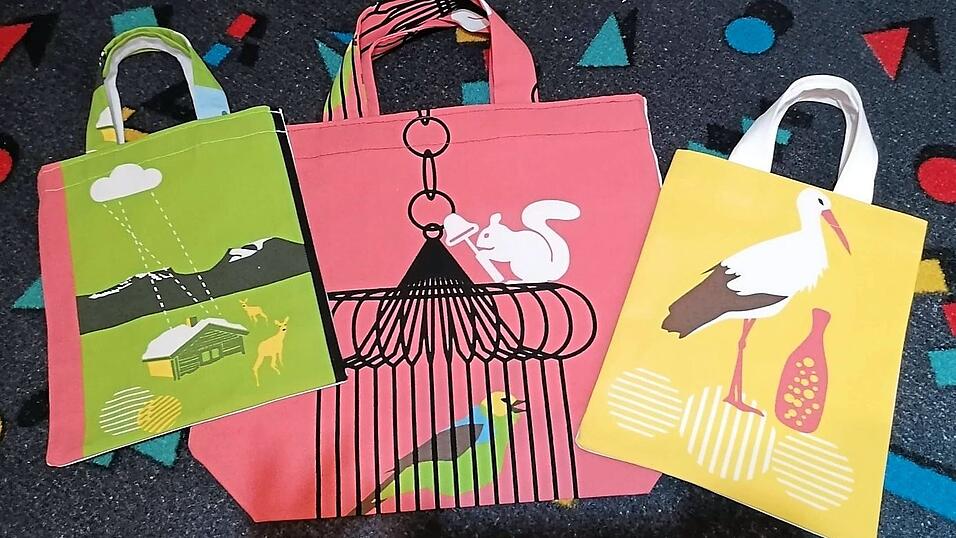 Auch modische, selbstgenähte Taschen verkauft Michaela Bajl für den guten Zweck.