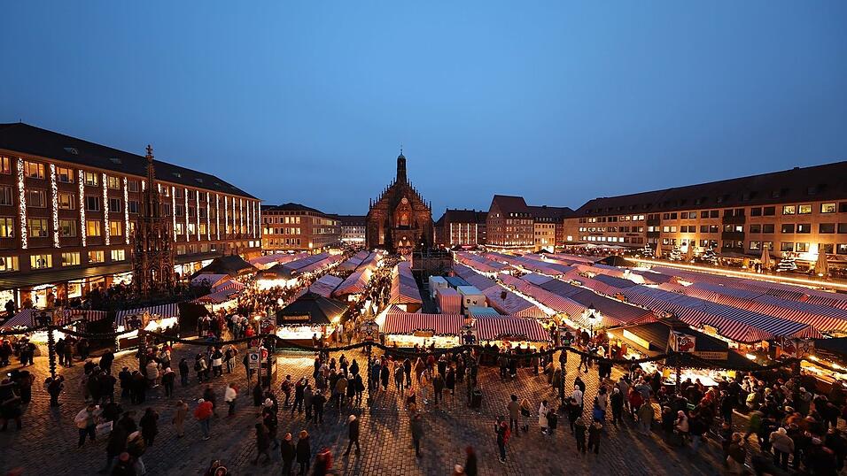 Die Kaufleute auf dem N&uuml;rnberger Christkindlesmarkt haben nach Angaben des Landesverbands der Marktkaufleute in diesem Jahr keinen Grund zur Klage. Viele Einzelh&auml;ndler in Bayern hingegen sind entt&auml;uscht vom Weihnachtsgesch&auml;ft. (Archivbild)