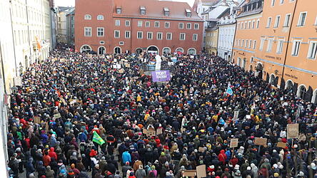 Rund 13.000 Teilnehmer demonstrierten im Januar 2024 auf dem Haidplatz gegen Rechtsextremismus. Ein Jahr später waren es auf dem Domplatz 20.000. Ob es bei der Demonstration kommenden Samstag wieder so viele werden, ist offen. 1.000 Menschen hat die Initiative gegen Rechts angemeldet. (Archivbild) Rund 13.000 Teilnehmer demonstrierten im Januar 2024 auf dem Haidplatz gegen Rechtsextremismus. Ein Jahr später waren es auf dem Domplatz 20.000. Ob es bei der Demonstration kommenden Samstag wieder so viele werden, ist offen. 1.000 Menschen hat die Initiative gegen Rechts angemeldet. (Archivbild)