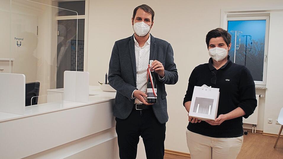 Mit einem guten Tropfen aus der Pfalz hieß Bürgermeister Matthias Kohlmayer Hausärztin Dr. Juliana Ludwig in Landau willkommen.