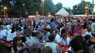 Auf dem Zehrplatz gibt es rund um einen großen Biergarten zahlreiche Stände mit Essen und Getränken. Auf dem Zehrplatz gibt es rund um einen großen Biergarten zahlreiche Stände mit Essen und Getränken.