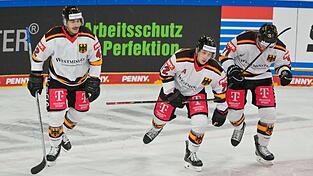 Nach seinem Tor gegen Lettland verletzte sich Dominik Kahun (M.) und kann beim Deutschland Cup nicht mehr spielen. Nach seinem Tor gegen Lettland verletzte sich Dominik Kahun (M.) und kann beim Deutschland Cup nicht mehr spielen.