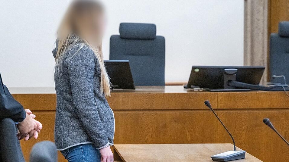 Die 26-jährige Angeklagte soll ihren Freund im Juni in der gemeinsamen Wohnung in Grafenau im Streit erstochen haben.