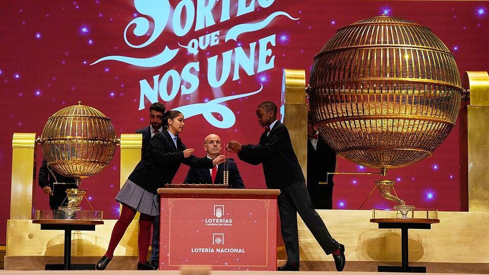 Sch&uuml;lerinnen und Sch&uuml;ler stehen im Mittelpunkt der Zeremonie. Hier bei der Ziehung der Lottozahlen im Madrider Teatro Real.