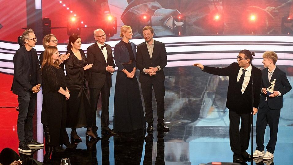 Regisseur Fatih Akin, Schauspieler Jasper Billerbeck mit dem Team der Produktionsfirma bombero international stehen auf der Bühne. Ihr Film «Amrum» wurde als Bester Film ausgezeichnet. Regisseur Fatih Akin, Schauspieler Jasper Billerbeck mit dem Team der Produktionsfirma bombero international stehen auf der Bühne. Ihr Film «Amrum» wurde als Bester Film ausgezeichnet.