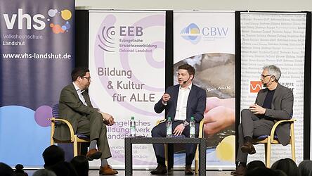 Moderator Uli Karg (von links) leitete das OB-Duell, an dem Thomas Haslinger und Christoph Rabl auf dem Podium teilnahmen.