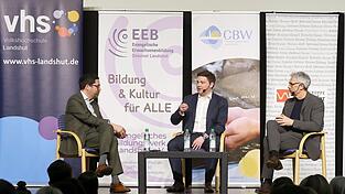 Moderator Uli Karg (von links) leitete das OB-Duell, an dem Thomas Haslinger und Christoph Rabl auf dem Podium teilnahmen.