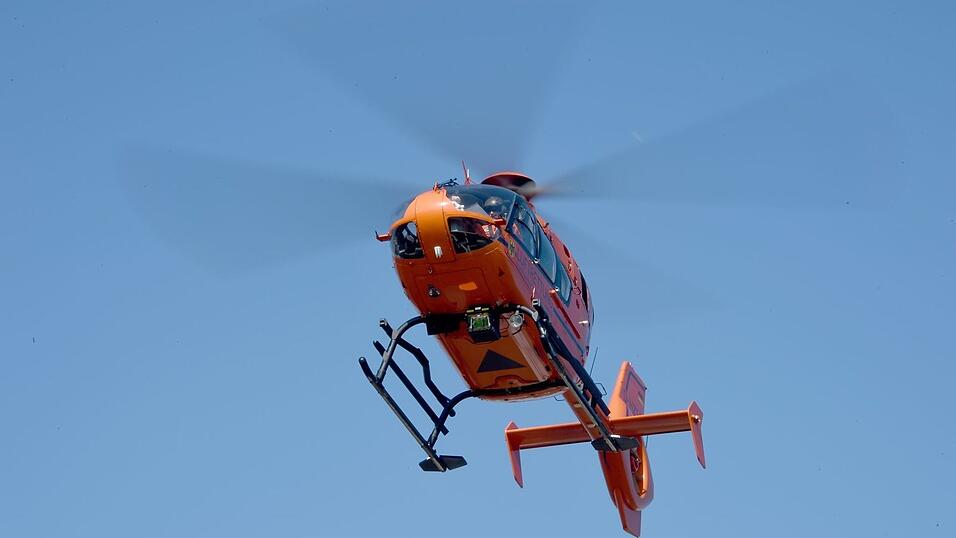 Ein Rettungshubschrauber bringt die Schwerverletzte ins Krankenhaus. (Symbolbild)