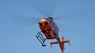 Ein Rettungshubschrauber bringt die Schwerverletzte ins Krankenhaus. (Symbolbild)