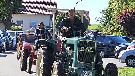 Alte Dieselr&ouml;sser d&uuml;rfen bei der Rundfahrt nat&uuml;rlich nicht fehlen.
