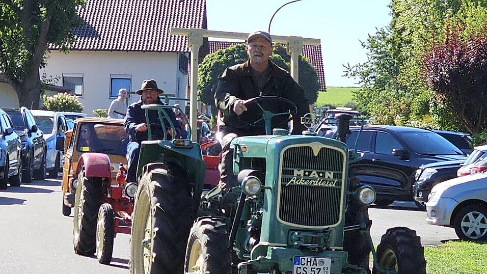 Alte Dieselr&ouml;sser d&uuml;rfen bei der Rundfahrt nat&uuml;rlich nicht fehlen.