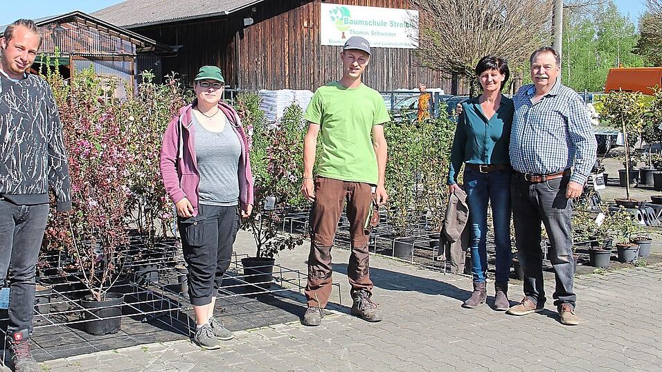 Legt Wert auf Regionales, Gartenbauingenieur Thomas Schweizer (mi.) mit seinen Fachkräften Patrick Rudat und Daniela Fischer (v.l.) sowie Franz und Astrid Streibl (v.r.). Legt Wert auf Regionales, Gartenbauingenieur Thomas Schweizer (mi.) mit seinen Fachkräften Patrick Rudat und Daniela Fischer (v.l.) sowie Franz und Astrid Streibl (v.r.).