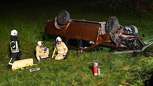 Einsatzkräfte der Feuerwehr mussten den Mann aus dem Fahrzeug befreien.