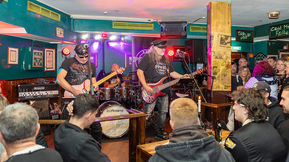Bis auf den letzten Platz dicht gedr&auml;ngt, hart und laut: die Band Powertrip im Emerald Isle Pub.
