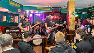 Bis auf den letzten Platz dicht gedrängt, hart und laut: die Band Powertrip im Emerald Isle Pub.