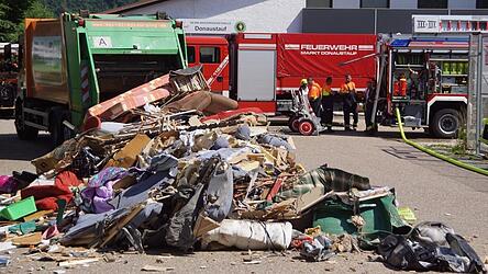 Sch&ouml;nes Schlamassel: Weil es aus einem M&uuml;llwagen qualmte, lud der Fahrer an einer sicheren Stelle ab. Die Feuerwehr lobt das geistesgegenw&auml;rtige Verhalten.