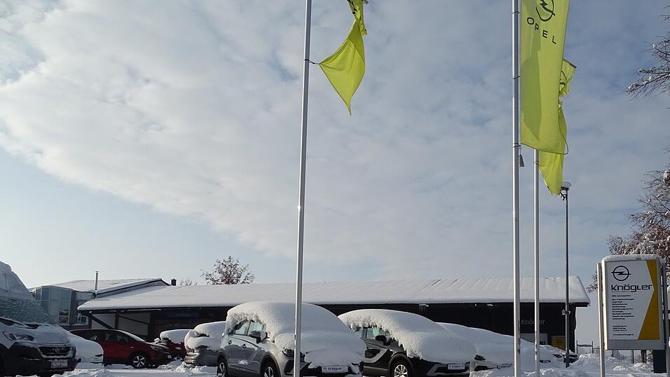 Das ehemalige Autohaus wird zur Notunterkunft f&uuml;r Gefl&uuml;chtete umgebaut.